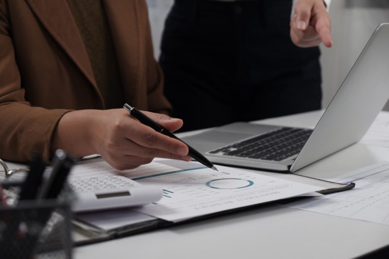 businesswomen-working-together-in-office-teamwork-brainstorming-accounting-business-concept_t20_8dLNkJ.jpg